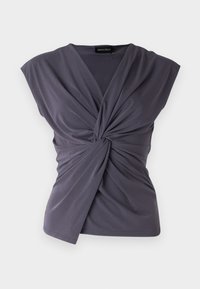 Blouse sans manches gris foncé avec un décolleté en V et un détail de nœud torsadé à l'avant, fabriquée en tissu doux et légèrement brillant.