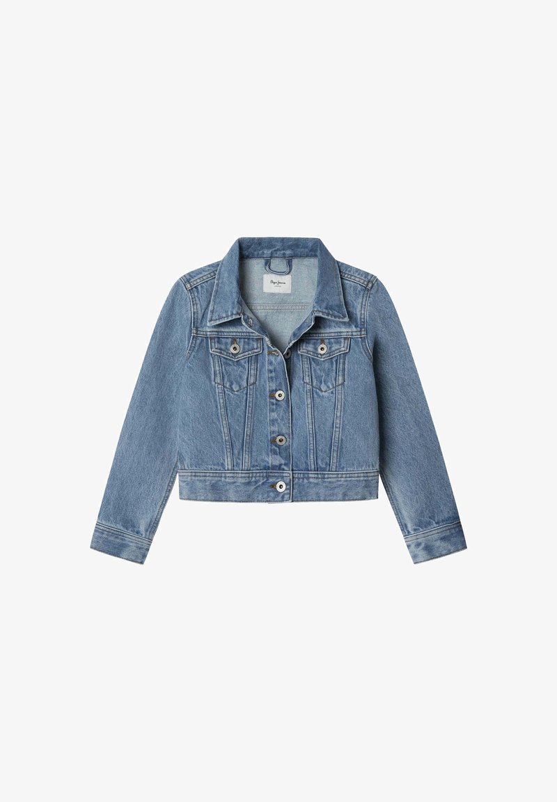 Svetlo modra denim jakna s skrajšanjem, dvema prsni žepoma in srebrnimi dodatki. Ima klasičen ovratnik in gumbasto zapiranje.