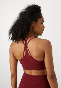 ICANIWILL DEFINE SEAMLESS BRA - Sportmelltartó könnyű sportoláshoz - burgundy