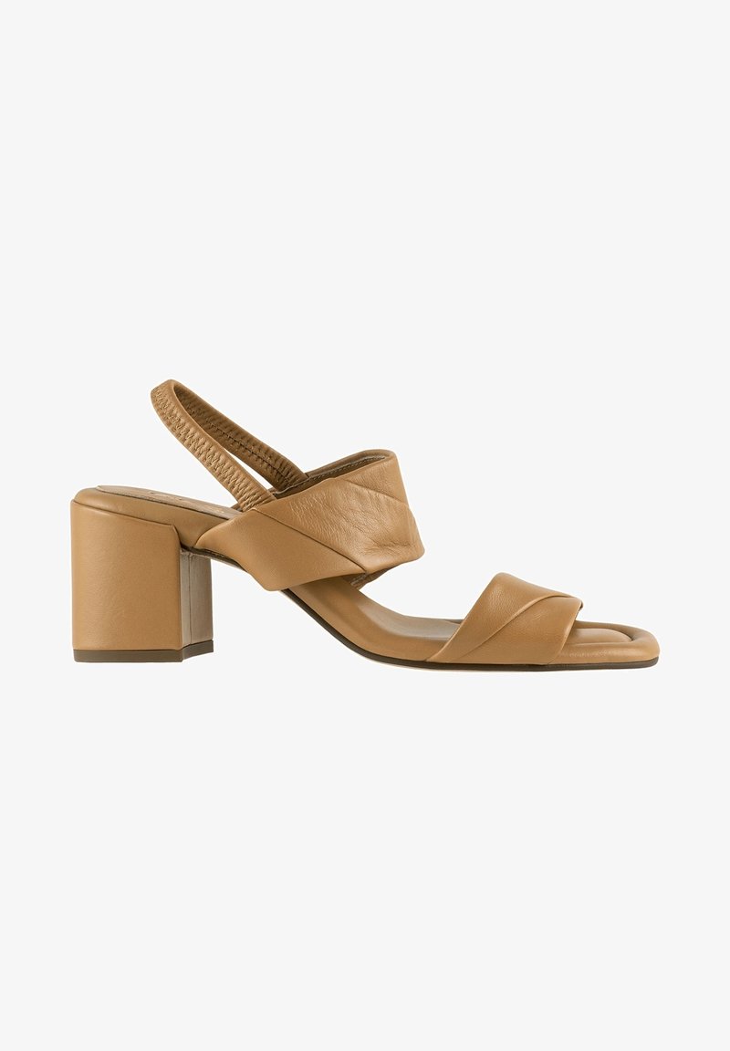 Sandale en cuir cognac avec une lanière large croisée et un bout ouvert. Talon carré offrant une bonne stabilité. Design à bride arrière pour un maintien sûr. Texture lisse.
