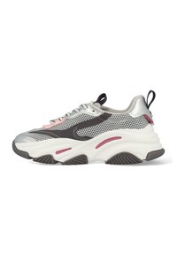Des baskets épaisses avec une tige en maille argentée, des accents sombres, des détails roses et une épaisse semelle blanche. Elles comportent des lacets et une languette à l'arrière.