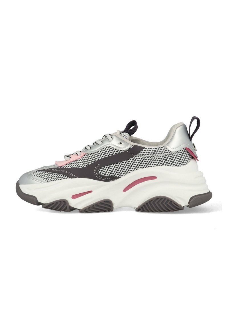 Des baskets épaisses avec une tige en maille argentée, des accents sombres, des détails roses et une épaisse semelle blanche. Elles comportent des lacets et une languette à l'arrière.