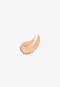 Muestra de crema de base beige con una textura suave y brillante. Presenta un ligero brillo y una forma suavemente curvada.