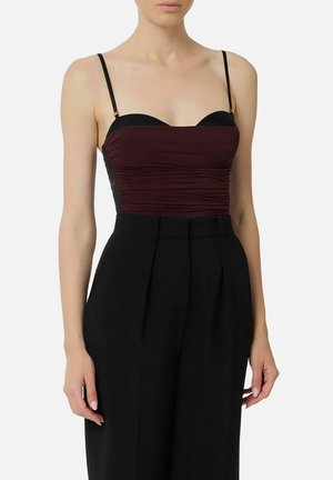 Bordeaux aansluitend topje met een sweetheart halslijn, gerimpelde textuur, zwarte zijpanelen en dunne, verstelbare bandjes met gouden accenten.