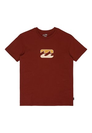 Dunkelrotes T-Shirt mit kurzen Ärmeln und einer kleinen, zentrierten Grafik stilisierter Wellen in Gelb, Braun und Beige auf der Brust.