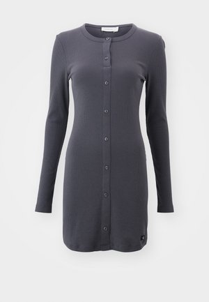 Hosszú ujjú, sötétszürke kardigán bordás anyagból; kerek nyakkal rendelkezik, teljes gombos előlappal, és egy kicsi logó címke található a szegélyén.