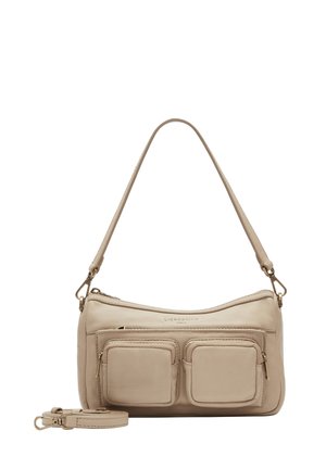 Borsa a spalla in pelle beige con due tasche frontali con zip, un compartimento principale con zip e una tracolla regolabile. Accenti in hardware color oro.