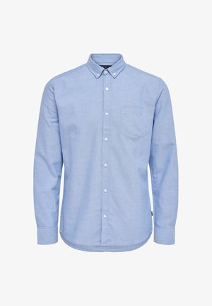 Himmelblaues Hemd mit Knöpfen aus gewebtem Stoff, einem einzelnen Brusttasche, langen Ärmeln und einem abgerundeten Saum. Verfügt über weiße Knöpfe.