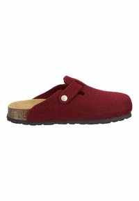 Rote Filzschlappe mit verstellbarem Riemen, Korkfußbett und schwarzer Gummisohle, seitlich auf weißem Hintergrund dargestellt.