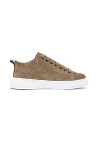 Brązowe zamszowe sneakersy z płaską białą podeszwą, okrągłym noskiem i sześcioma oczkami. Podeszwa wyściełana, kontrastowe szwy. Prosty design, bez widocznego logo.