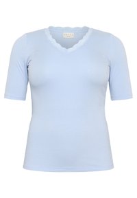 T-shirt à rayures bleu clair avec des manches courtes et un décolleté en V festonné. Le tissu a une texture lisse. Coupe standard sans embellissements notables.