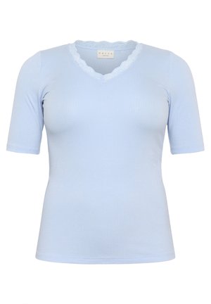 Svetlomodré rebrované tričko s krátkymi rukávmi a scalloped výstrihom do V. Materiál má hladkú štruktúru. Štandardný strih bez viditeľných ozdôb.