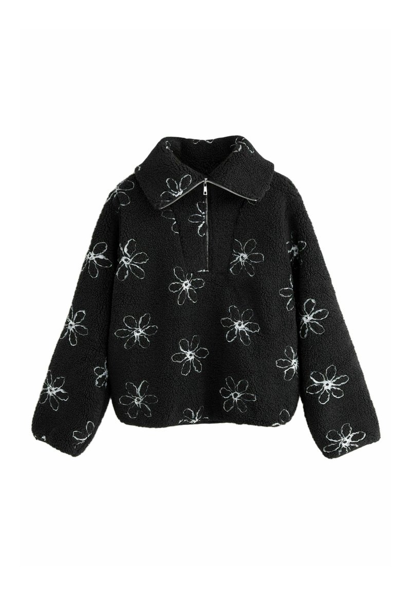 Sort fleece pullover med krave, prydet med hvid blomsterbroderi og en halv lynlås. Lidt oversized med lange ærmer. Blød tekstur.