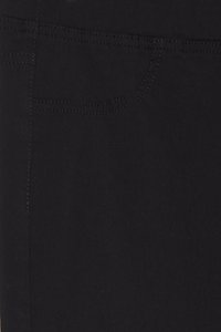 Prim-plan al unei țesături negre cu cusături vizibile care conturează un buzunar mic curbat și detalii ale cusăturilor.