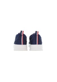 Paire de baskets bleu marine avec semelles blanches et languettes rayées rouge, blanc et bleu au talon, vues de dos.