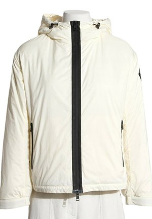 Chaqueta blanca con capucha, cremallera negra frontal y bolsillos laterales con cremallera negra en un torso de maniquí.