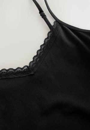 Camisole noir en tissu doux, doté de bretelles réglables et d'une finition en dentelle festonnée le long de l'encolure.