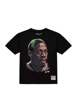 Schwarzes T-Shirt mit einem Nahaufnahme-Porträt eines Basketballspielers mit grün getönten Haaren und einem roten Trikot.