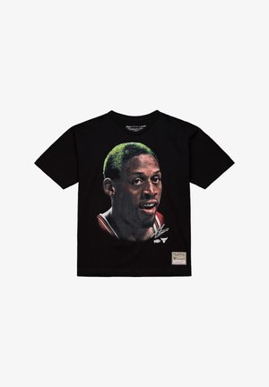 Schwarzes T-Shirt mit einem Nahaufnahme-Porträt eines Basketballspielers mit grün getönten Haaren und einem roten Trikot.