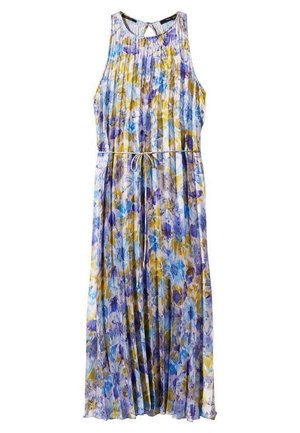 Femme portant une robe midi sans manches plissée à imprimé floral bleu, jaune et violet, associée à des sandales à talons clairs et un bracelet.