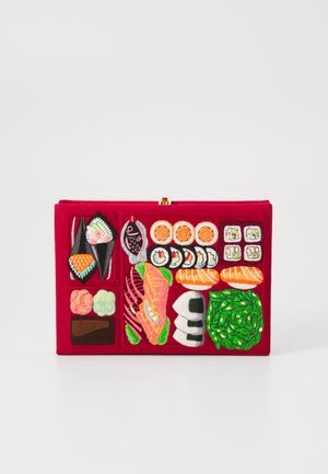 Sac à main rouge brodé de pièces de sushi colorées, d'algues et d'un design de poisson disposés dans une mise en page style bento.