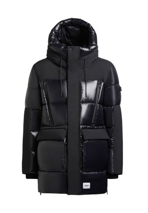 Schwarze Daunenjacke mit glänzenden Einsätzen, übergroßer Kapuze, mehreren Reißverschlusstaschen und einem eleganten Design, das ein Logo-Patch am Saum hat.