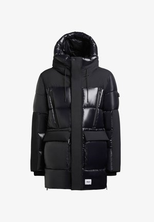 Zwarte bomberjack met glanzende panelen, oversized capuchon, meerdere ritszakken en een slank ontwerp, met een logopatch aan de zoom.