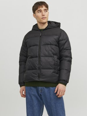 Schwarze gepolsterte Jacke mit Kapuze, ausgestattet mit einem Reißverschluss und Fronttaschen. Der Stoff ist glatt und hat einen leichten Glanz; die Manschetten sind elastisch.
