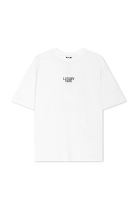 Camiseta blanca de algodón de corte relajado. Presenta el texto negro "LUXURY DATE" centrado en el pecho. Mangas cortas y cuello redondo.