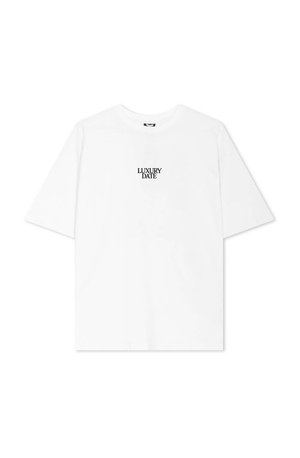 Bílý bavlněný tričko s uvolněným střihem. Na hrudi je umístěn černý nápis "LUXURY DATE" ve středu. Krátké rukávy a kulatý výstřih.