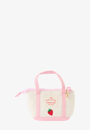 Pequeña bolsa de tela color crema con asas y ribetes rosas, con una parche de fresa y texto "The Flat Lay Co summer club".