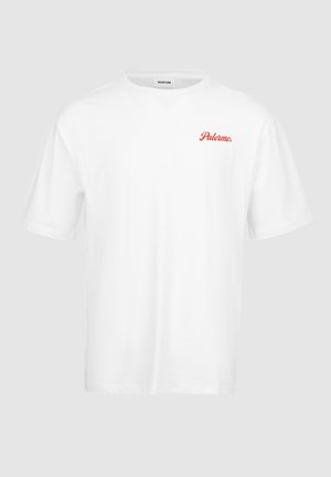 Hvid bomulds T-shirt med rund halsudskæring, korte ærmer og et rødt "Palermo." grafisk design på venstre bryst. Glat tekstur og afslappet pasform.