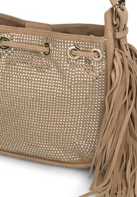 Bruine handtas met een geweven patroon en franjes, voorzien van gouden hardware en een zachte leren afwerking.