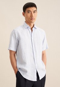 Camicia a maniche corte a righe blu chiaro e bianche in cotone, con chiusura a bottoni e vestibilità rilassata con orlo curvo.