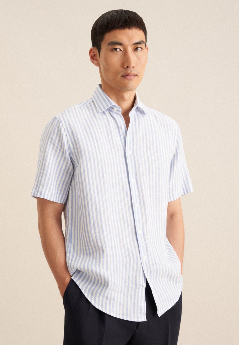 Camicia a maniche corte a righe blu chiaro e bianche in cotone, con chiusura a bottoni e vestibilità rilassata con orlo curvo.