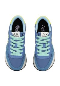 Le scarpe da ginnastica blu presentano una tomaia in rete e scamosciata, lacci verde menta e una suola intermedia bianca. L'etichetta del logo sulla linguetta mostra il nome del marchio.