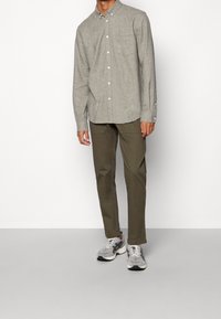 Anerkjendt Chinos - olive