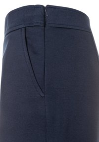 Königsblaue, schmal geschnittene Hose aus glattem Stoff, mit Reißverschluss und sichtbaren Seitentaschen sowie taillierten Nähten.