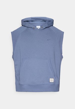 Blauwe mouwloze hoodie van zacht materiaal, met een voorzak, verstelbare capuchon en klein Nike-logo op de borst.