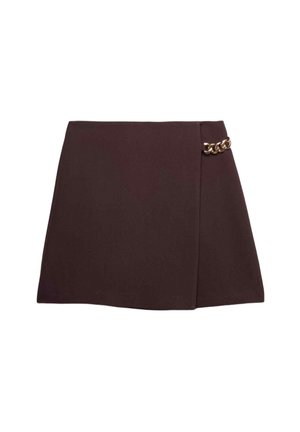 Mini-jupe marron foncé à design asymétrique avec un nouage sur le côté, ornée d'un petit détail en chaîne dorée sur le côté droit.