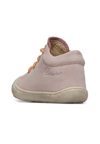 Růžová semišová vysoká obuv s tan šněrováním, polstrovaným límcem a strukturovanou gumovou podrážkou. Obsahuje šité detaily a embosované logo.