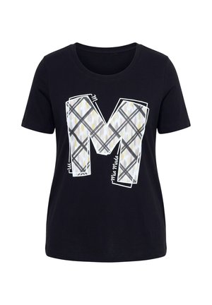 Zwart T-shirt met korte mouwen met een grote patroonletter M en "Mia Moda" tekst op de voorkant.