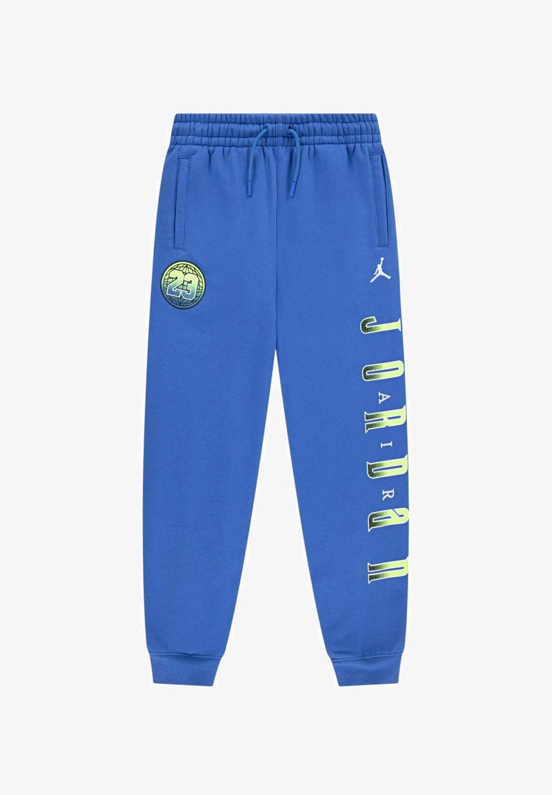 Blaue Trainingshose mit elastischem Bund, seitlichen Taschen und einem grünen und blauen Globus-Logo sowie dem Schriftzug "JORDAN" in fetten Buchstaben.