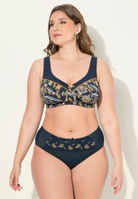 Námořnický bikiny set s vzorovaným topem, který má květinové a paisley vzory; nastavitelné ramínka a ozdobné detaily s odpovídajícími vysokými kalhotkami.