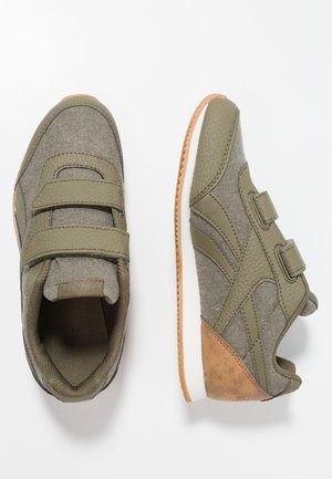 Par olivengrønne sneakers med velcrobånd, lærred og lædermaterialer, brune hælkantdetaljer og hvide gummisåler vist fra top- og sidevisning.