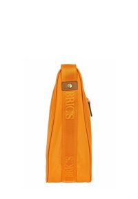 Sac en nylon orange avec une finition texturée. Comprend une sangle logo proéminente, une fermeture éclair supérieure et une poche latérale avec une languette en métal.