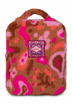 Sac à dos texturé en tissu marron duveteux présentant des motifs abstraits roses et oranges ; comprend un patch logo coloré à l'avant.