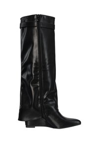 Czarny, skórzany kozaki do kolan z bocznym zamkiem, niskim, skośnym koturnem oraz ozdobnym paskiem u góry.