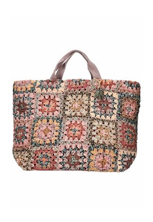Stor rektangulær flerfarvet hæklede taske med patchwork blomsterfirkanter og korte stofhåndtag.