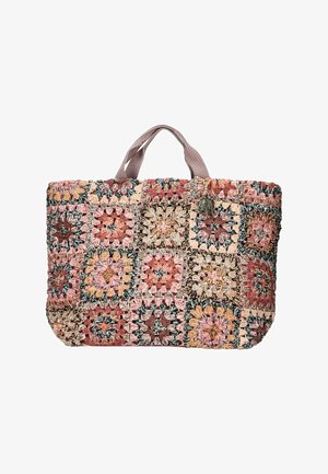 Stor rektangulær flerfarvet hæklede taske med patchwork blomsterfirkanter og korte stofhåndtag.